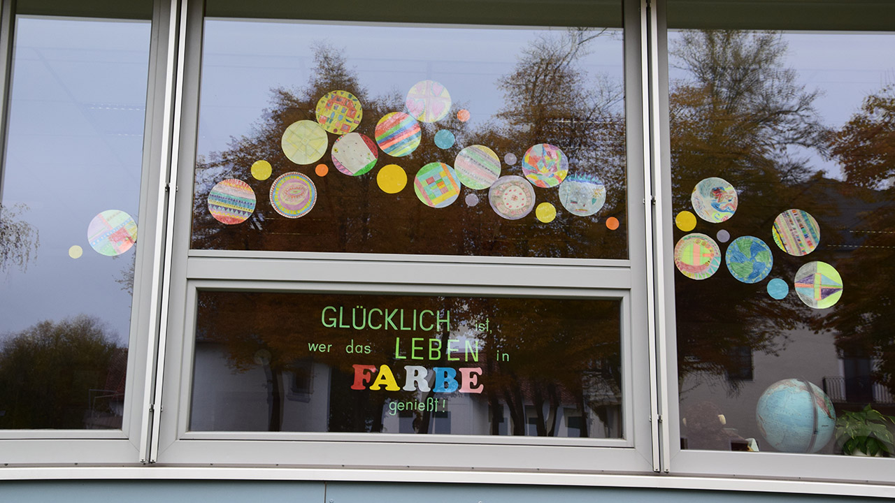 Glücklich ist, wer das Leben in Farbe genießt! - entdeckt am Fenster einer Volksschule in Villach